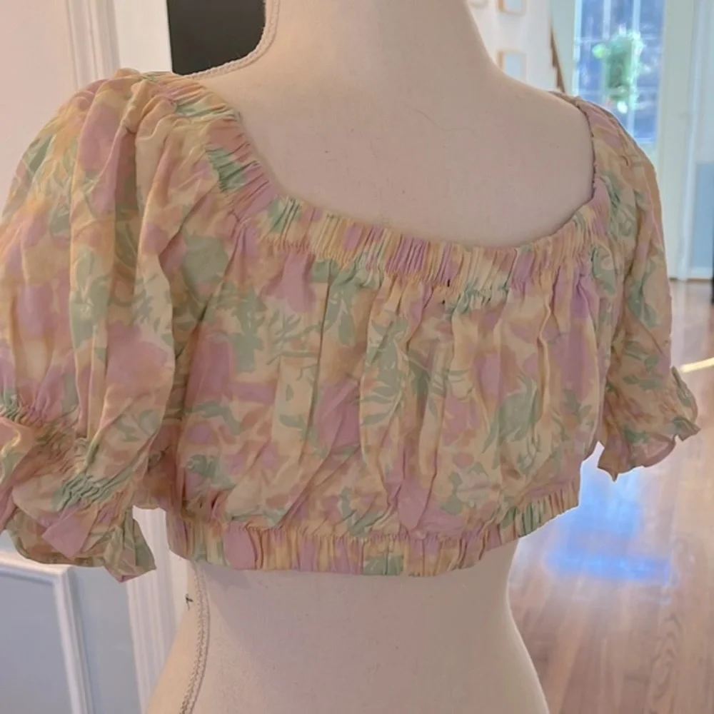 LIKE NEW PASTEL FLORAL TIE RUFFLE SLEEVE CROP TOP - SIZE S